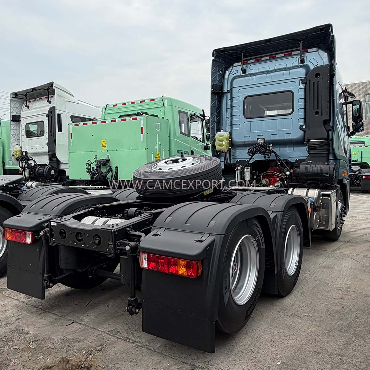 Grey H9 6 × 4 diesel tractor6 Máy kéo diesel H9 6×4 màu xám6