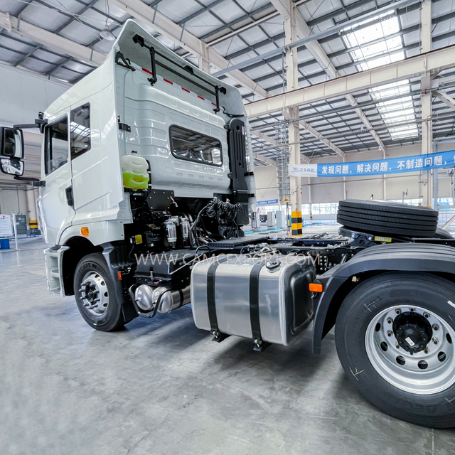 Traction mạnh mẽ trên mái nhà xe máy kéo hạng nặng 4*2 Truck đầu diesel